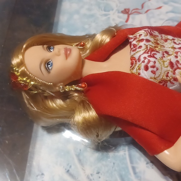 2010 Barbie Red White Strapless Holiday Gown Doll Mattel #T7685 - Picture 3 of 10